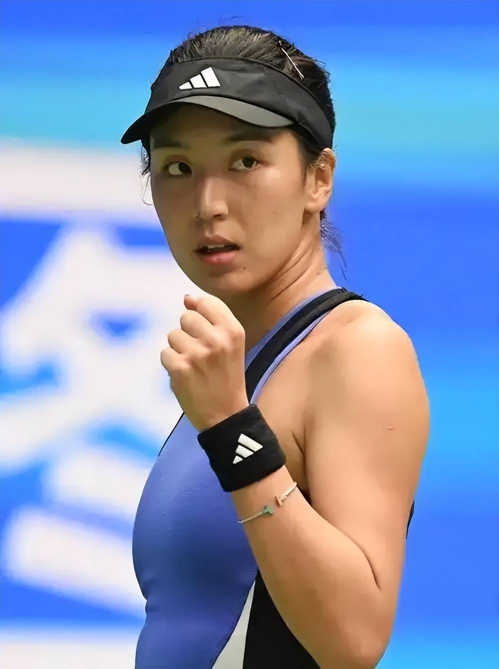 示了足球运 示了足球运